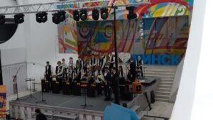 Образцовый эстрадный оркестр на сцене мраморного зала Дворца детей и молодежи